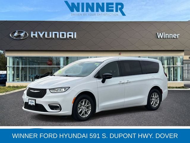 2025 Chrysler Pacifica Select's photo