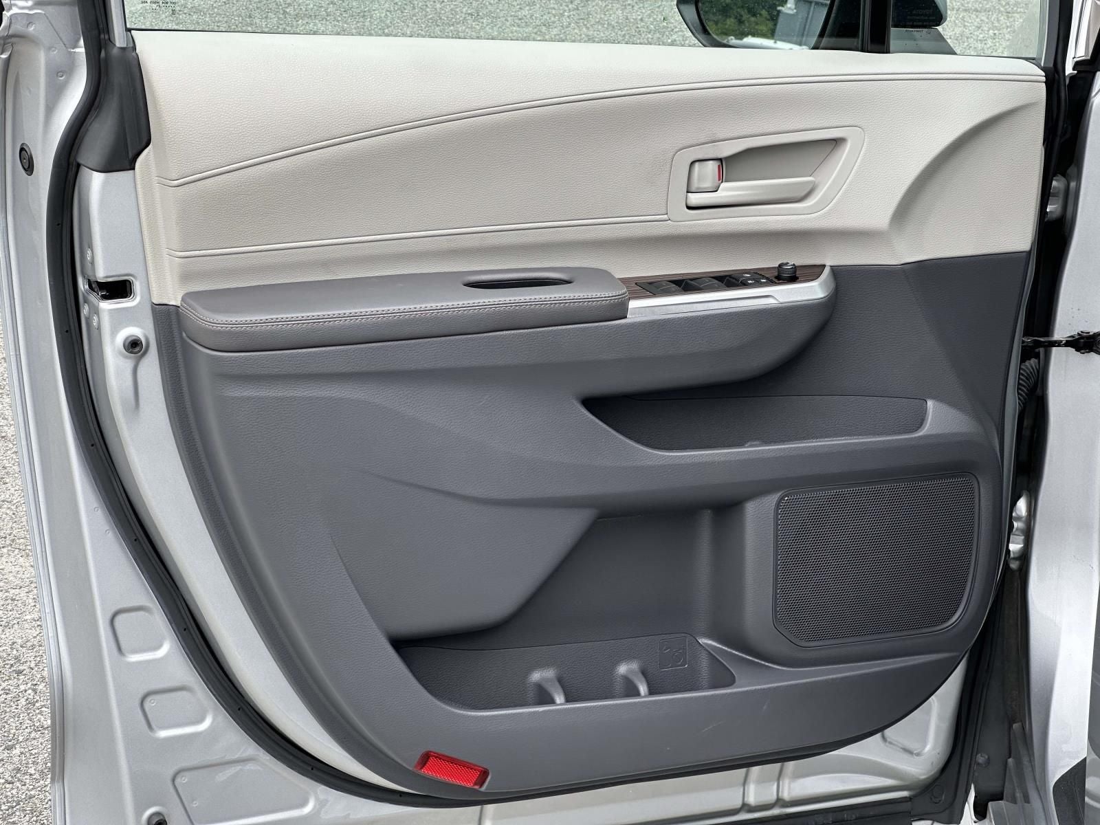 2021 Toyota Sienna LE 8 Passenger
